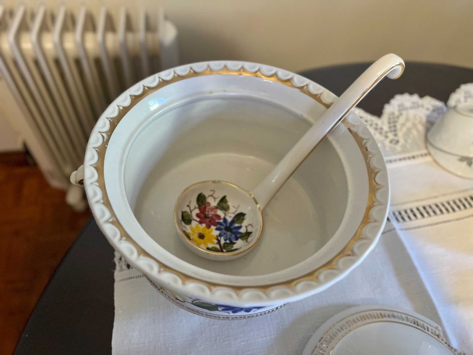 Terrina De Sopa e Concha com desenhos florais e rebordo em fio dourado