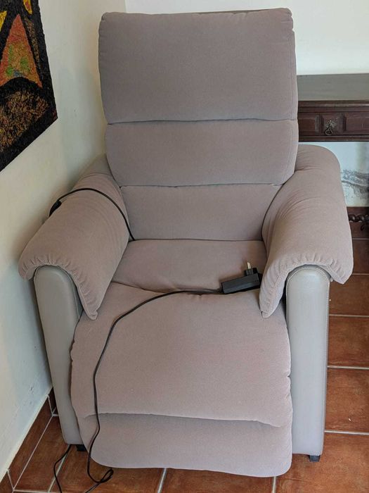 Poltrona/Cadeirão eléctrico com pouco uso e em bom estado