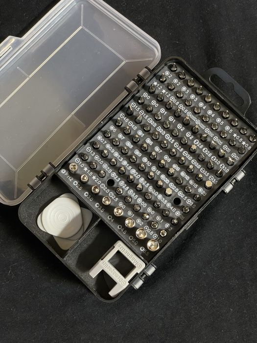 Набір викруток, шестигранників та інших інсрументів