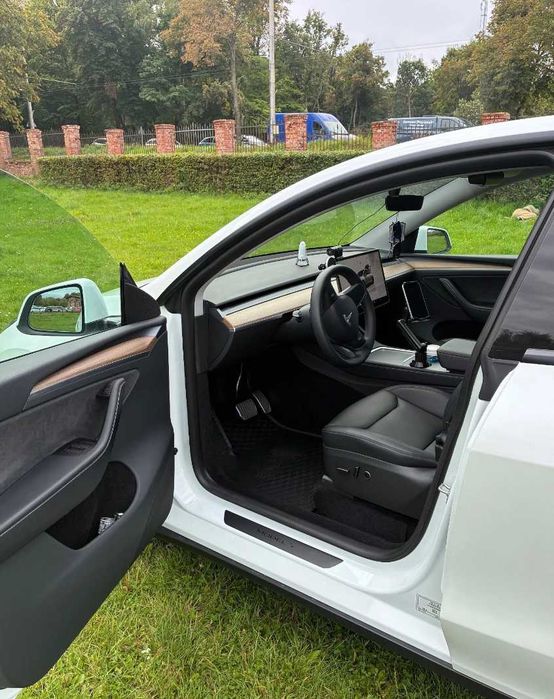 Tesla Model Y 2024