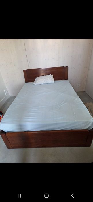 Cama e colchão. Usados por menos de 3 meses. Tem 4 gavetas nas laterais
