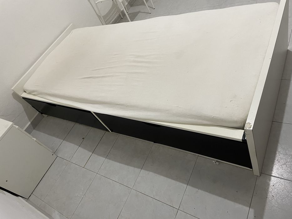 Cama de solteiro com colchão e gavetas