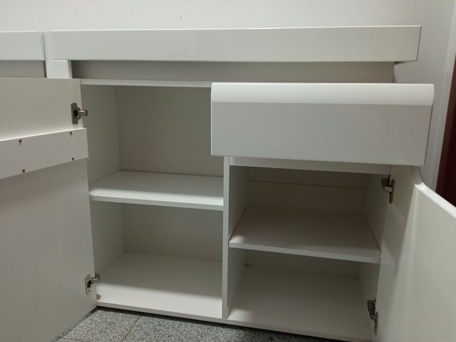 Sprzedam biała komode stan b.dobry