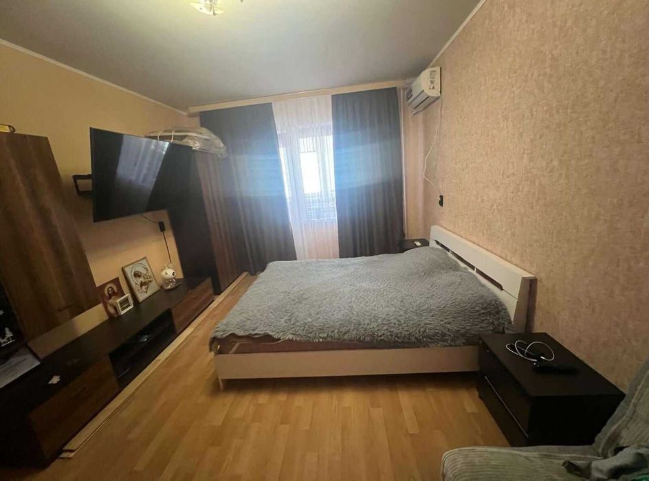 Продам 1-кімн.42 м.кв, Ревуцького вул.18, метро Харківська