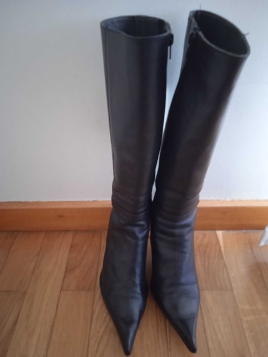Botas em Pele Preta Cano Alto Nº 37