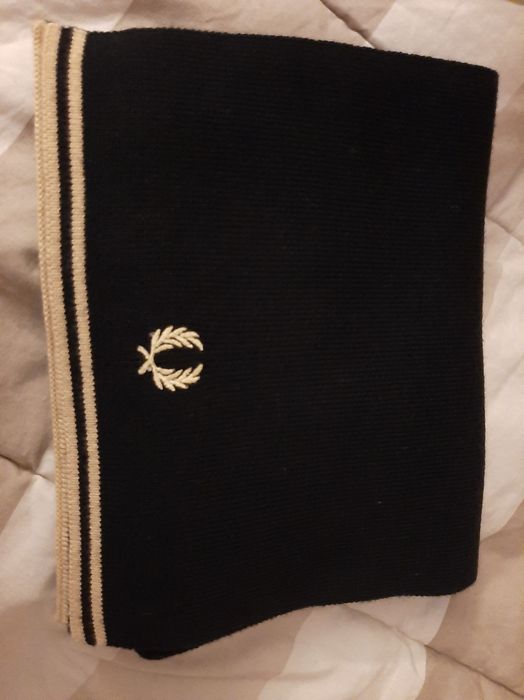Cachecol preto Fred Perry original. Novo.