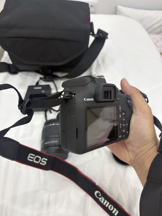 Canon EOS 2000D + 18-55mm — Como Nova