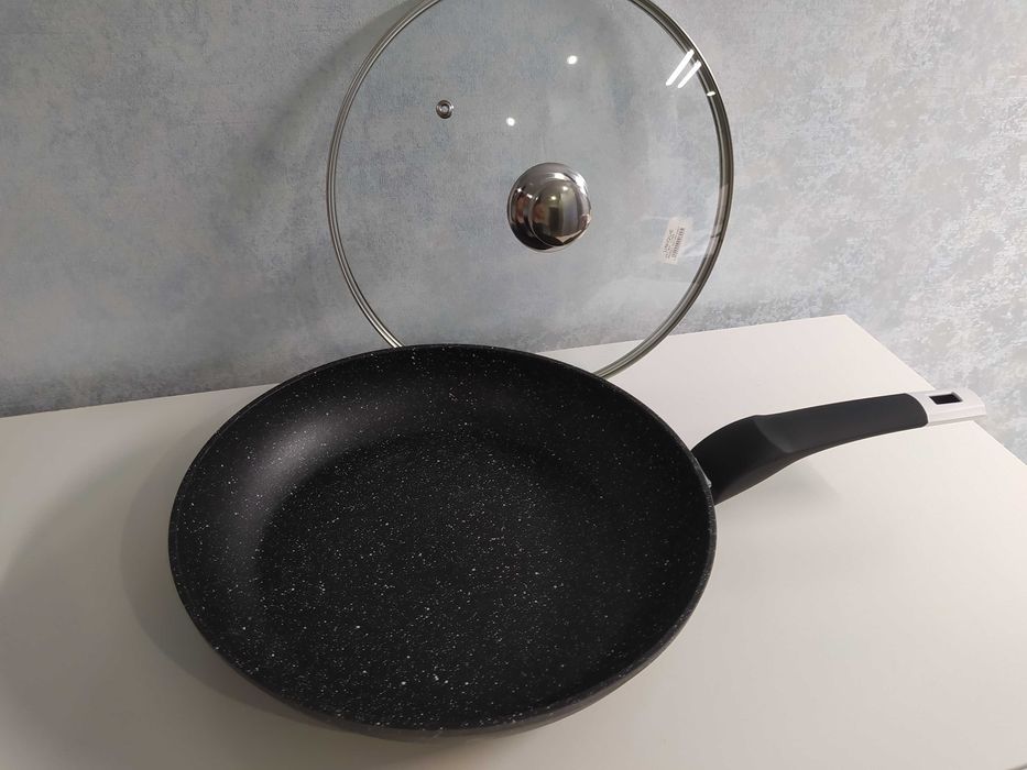 Сковорода с мраморным покрытием.сковорідка з мармуровим покриттям