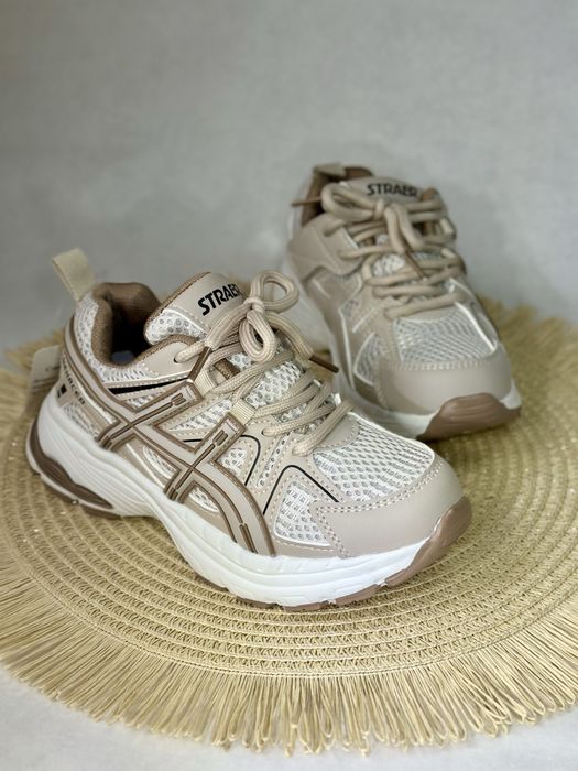 Нові Весняні кросівки