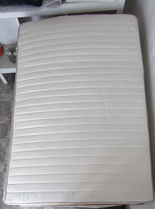 Cama Ikea dupla.