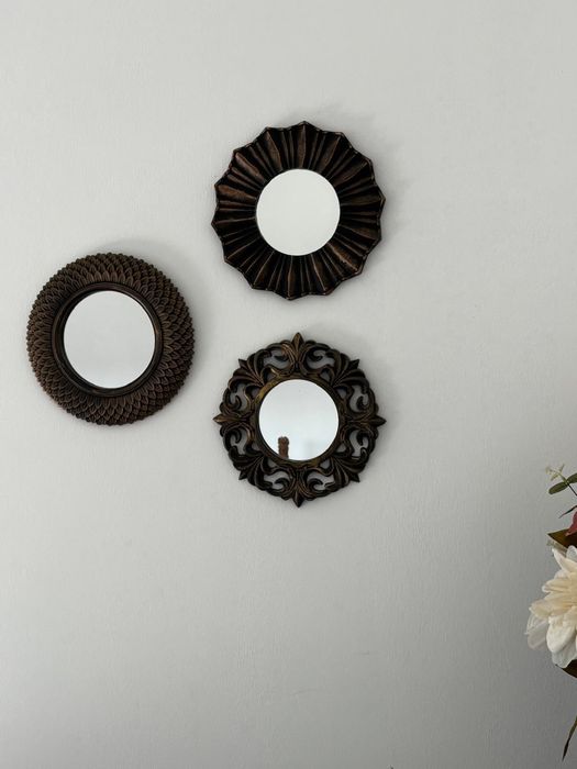 Decoração – espelhos, banco em vime e candeeiro