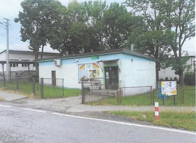Nieruchomość gruntowa zabudowana budynkiem handlowo-usługowym.