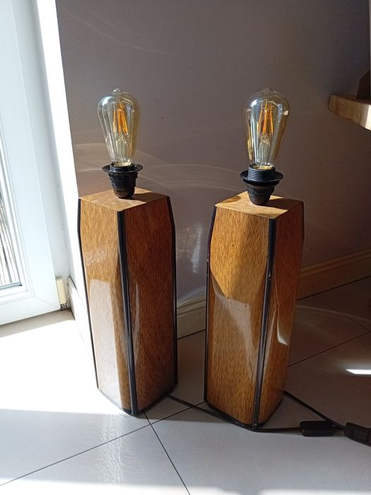 Śliczne masywne drewniane lampki nocne z ozdobnymi zarowkami