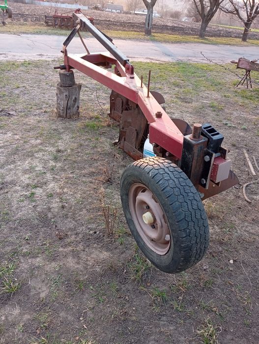 Плуг 3 корпусний