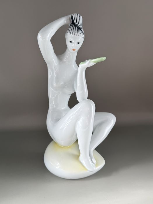 Kobieta z lusterkiem, zsolany figurka porcelanowa