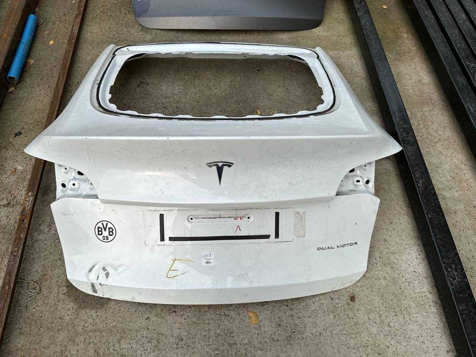 Ляда \ кришка багажника tesla MY
