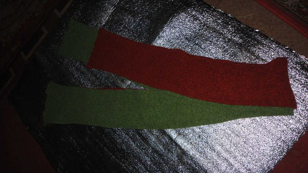 шарфы самовязанные длинные двух цветов.