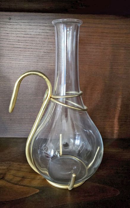 Garrafa / decantador de vidro com suporte metálico dourado