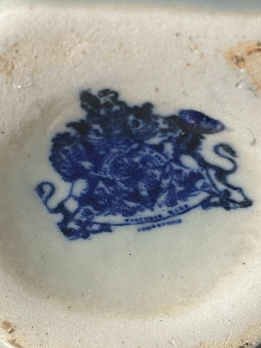 Vaso hexagonal com brasão britânico