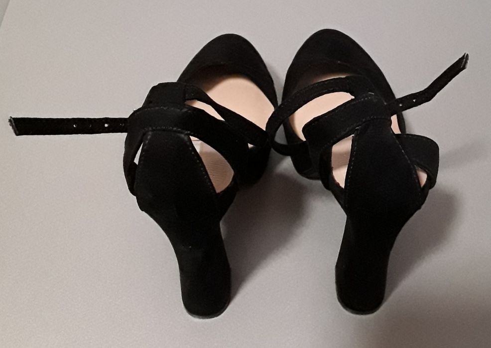 Sapatos/Sandalias pretas Bershka com salto alto, tamanho 38