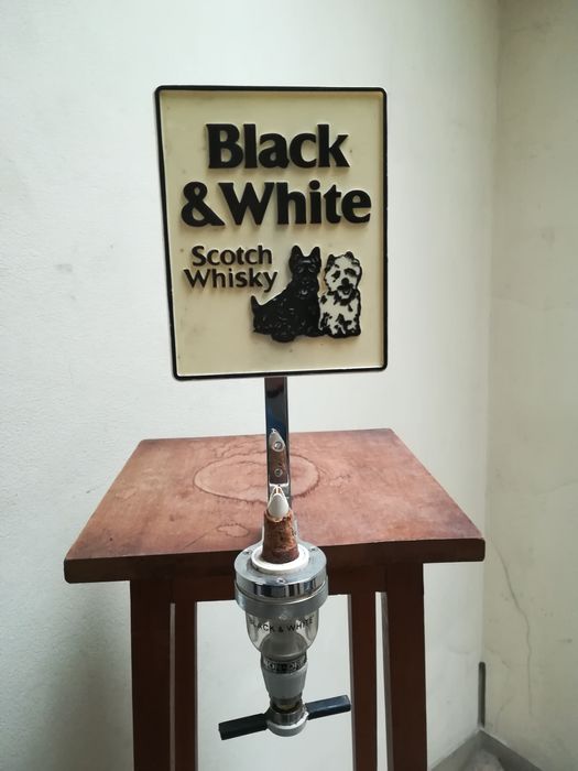 Dispensador Whiskey Black & White. Anos 1970.