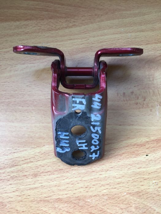 Дверная петля Nissan Juke (нижняя левая)