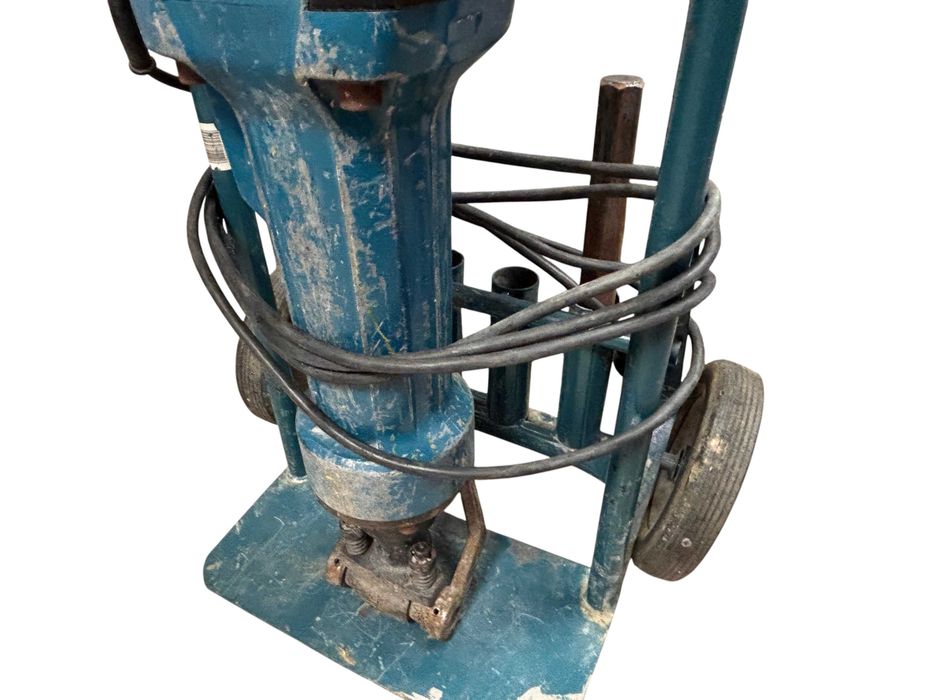 Młot wyburzeniowy Makita HM1812 72,8 J 2000 W +WÓŻEK