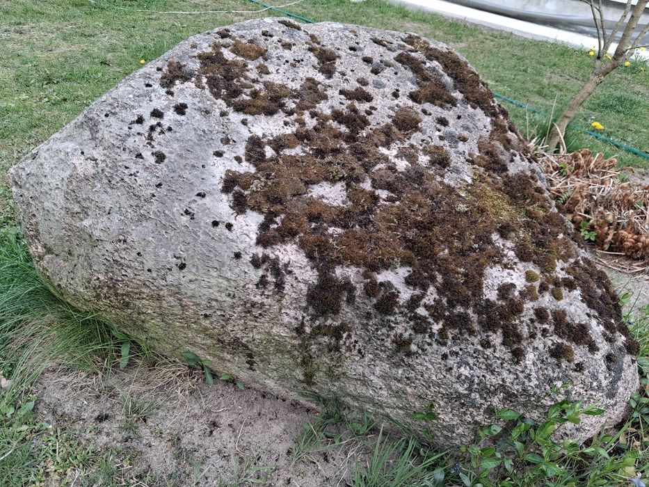 Stary kamień głaz do ogrodu