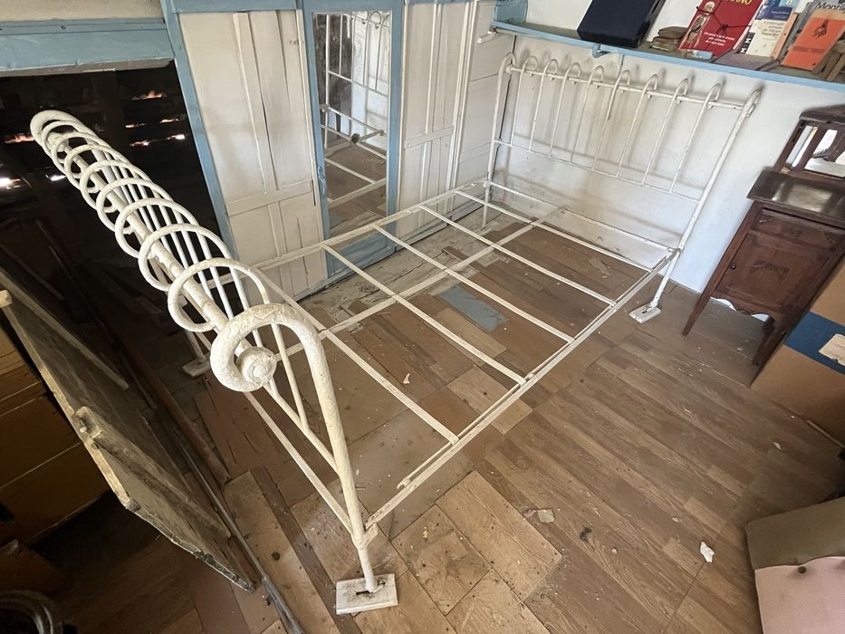 Cama de ferro antiga