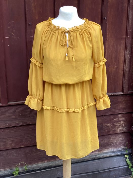 Sukienka hiszpanka w kolorze musztardowym, falbany, długi rękaw