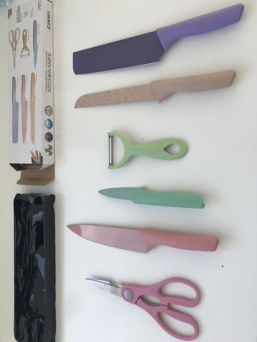 Conjunto de facas e utensilios de cozinha novo a estrear