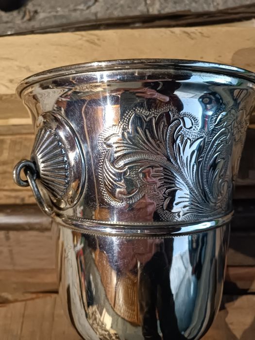 Vaso em metal antigo