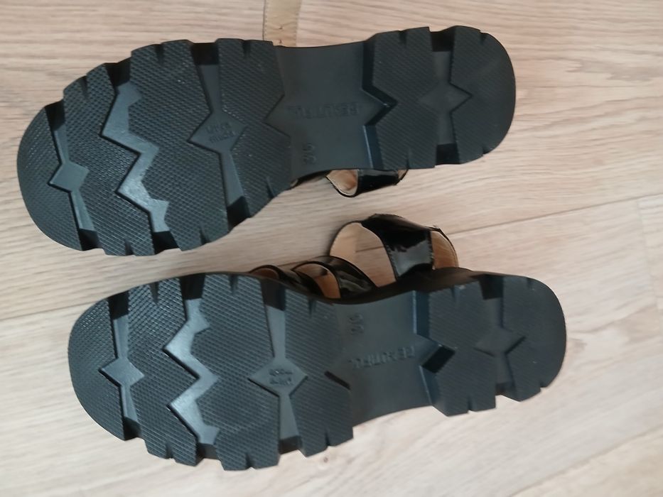 Босоніжки  лакові  36 розміру