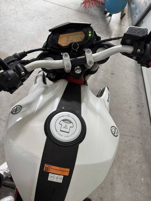 Benelli BN 125 - Cor Branco - Menos de 2400km