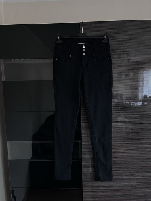 Czarne rurki rozmiar M/38 srebrne guziki
