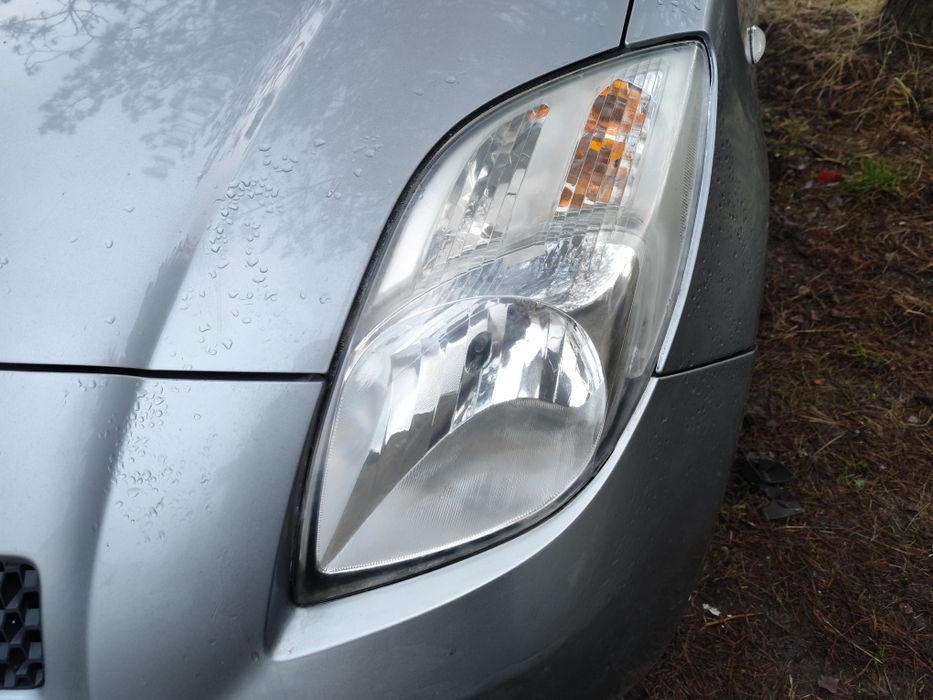 Toyota Yaris II lampa prawy lewy przód prawa lewa przednia
