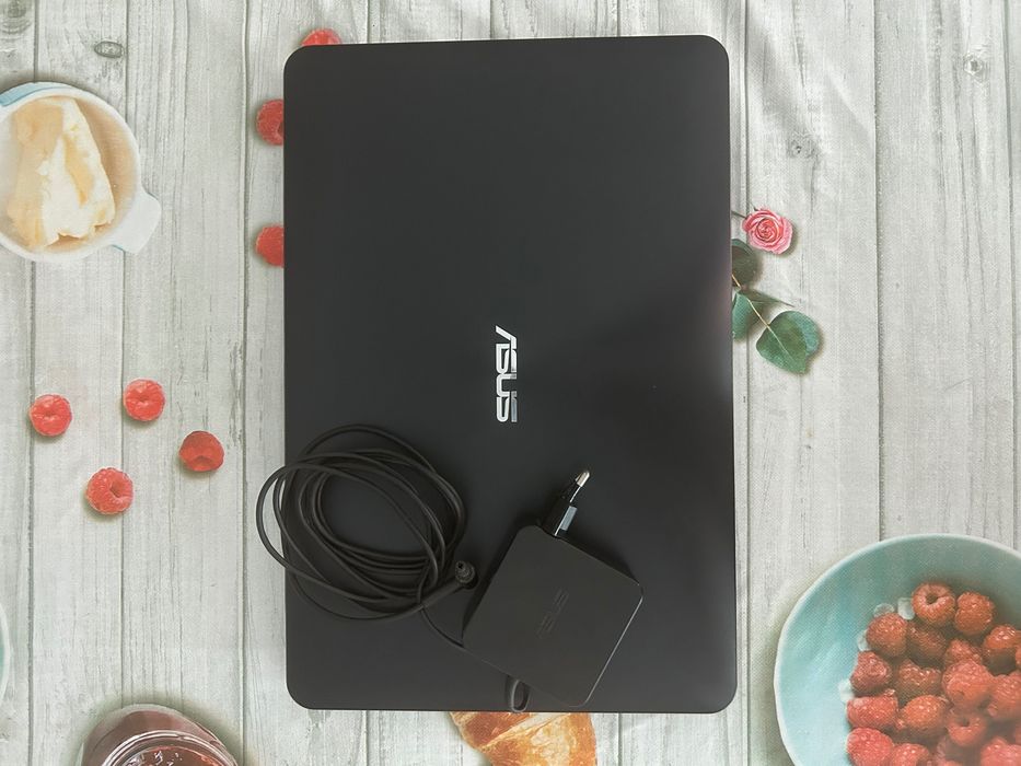 Portátil ASUS X555L + Carregador + Mochila / Bom Estado