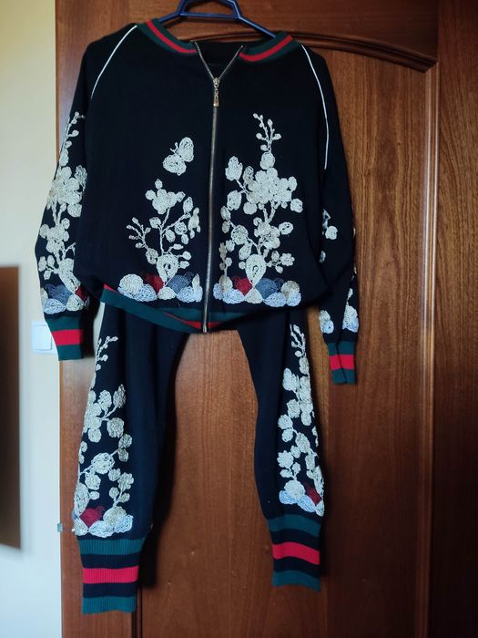 Damski dres  z motywem haftu