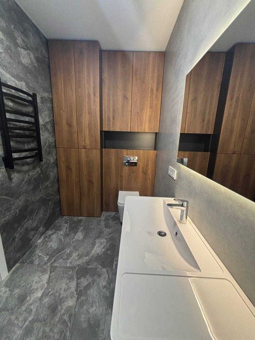 Продам кутовий таунхаус з дизайнерським ремонтом в самому центрі Бучі