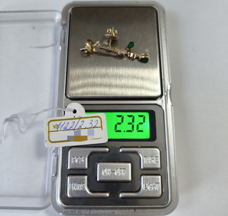 Серьги гвоздики золотые с бриллиантами и изумрудами (2.32гр)