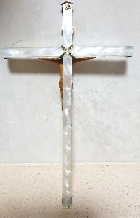 Antigo crucifixo com Cristo em celuloíde  e cruz cor madrepérola