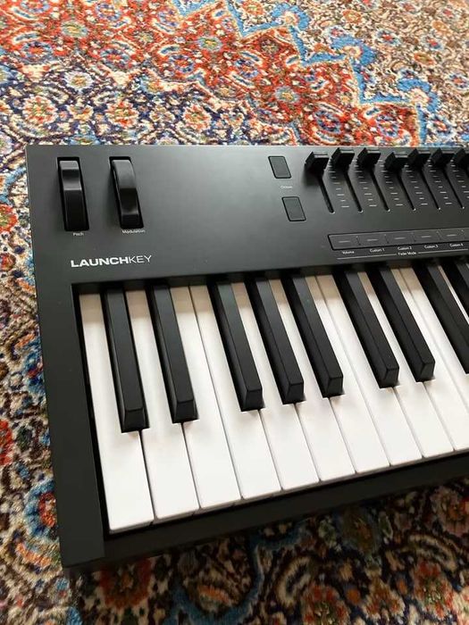 Novation Launchkey 61 MK4 Midi Keyboard