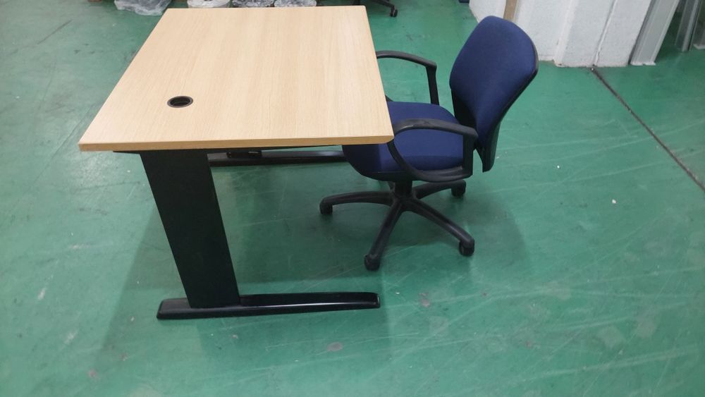 Secretária com cadeira