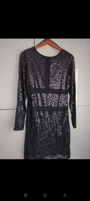 Śliczna sukienka z odkrytymi plecami - owalne wycięcie