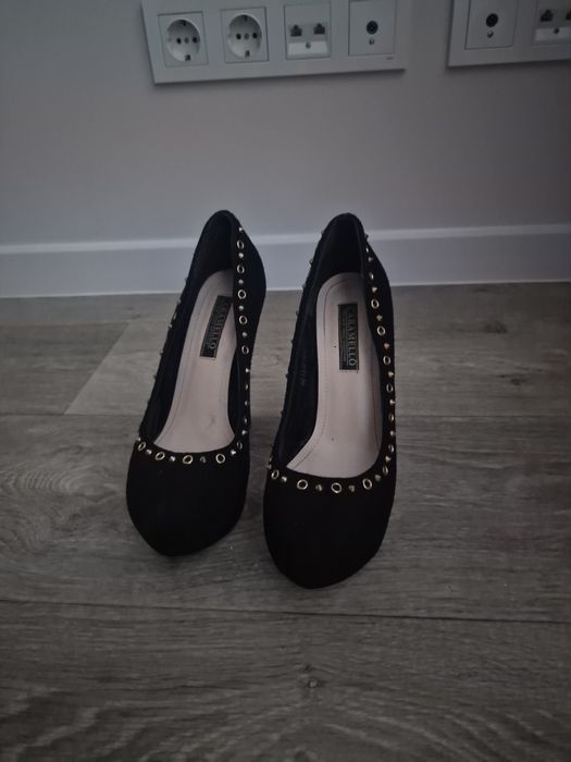 Замшевые туфли на каблуке