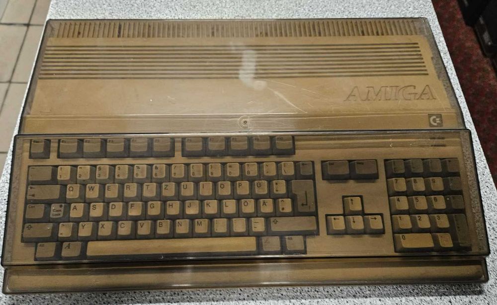 Amiga 500 + Commodore C-64