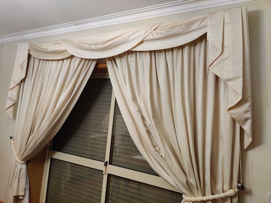 Cortinados bege estilo imperial