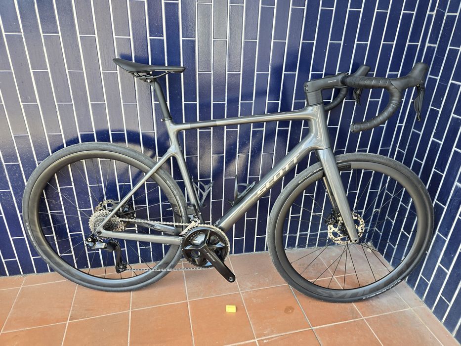 Scott addict m 105 di2 e rodas carbono