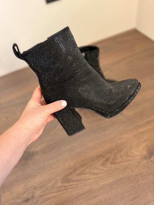 Ботильйони чорні на каблуку