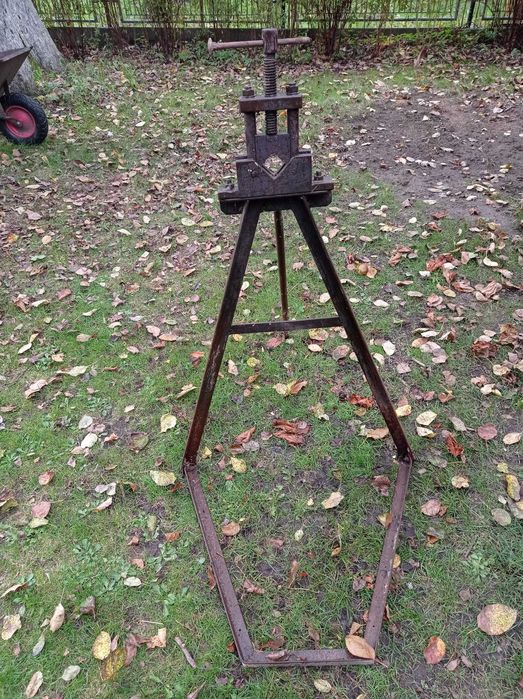 Imadło do gwintowania rur metalowych